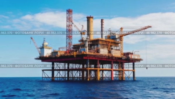 Нефтяная платформа в открытом море. Стоковое видео, видеограф Olga Dmitrieva / Фотобанк Лори