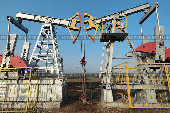 Нефтяные станки-качалки. Стоковое фото, фотограф Егор Алеев / ТАСС / Фотобанк Лори