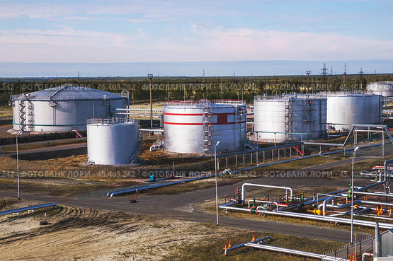 Нефтяные цистерны. Стоковое фото, фотограф Павел Просянов / Фотобанк Лори