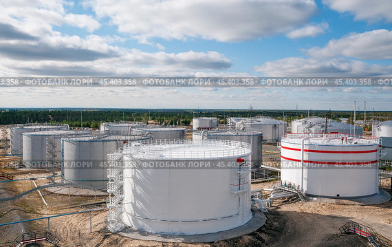 Нефтяные цистерны. Стоковое фото, фотограф Павел Просянов / Фотобанк Лори