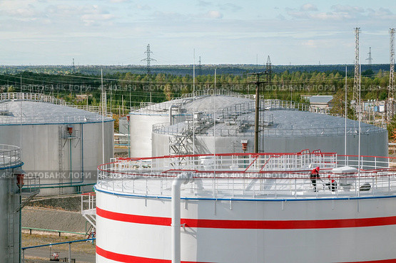 Нефтяные цистерны. Стоковое фото, фотограф Павел Просянов / Фотобанк Лори