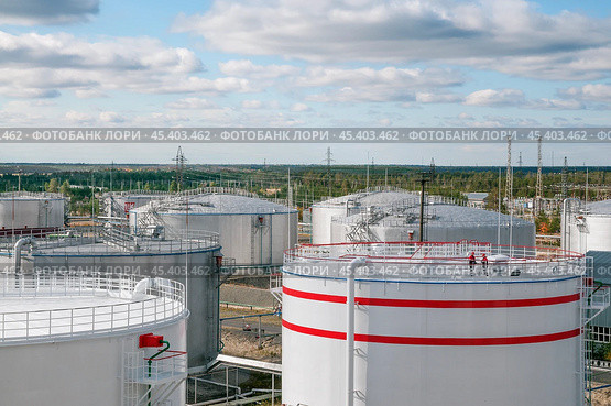 Нефтяные цистерны. Стоковое фото, фотограф Павел Просянов / Фотобанк Лори