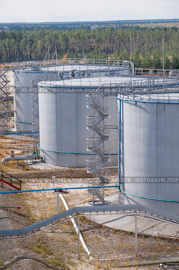 Нефтяные цистерны. Стоковое фото, фотограф Павел Просянов / Фотобанк Лори