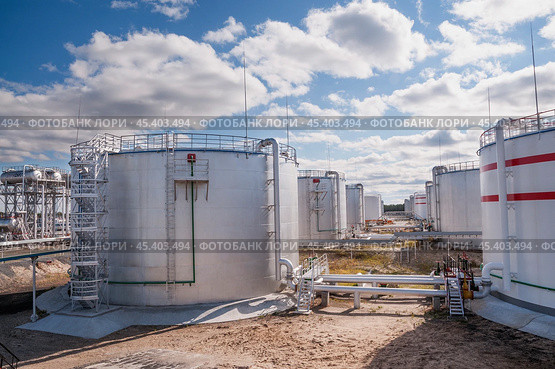Нефтяные цистерны. Стоковое фото, фотограф Павел Просянов / Фотобанк Лори