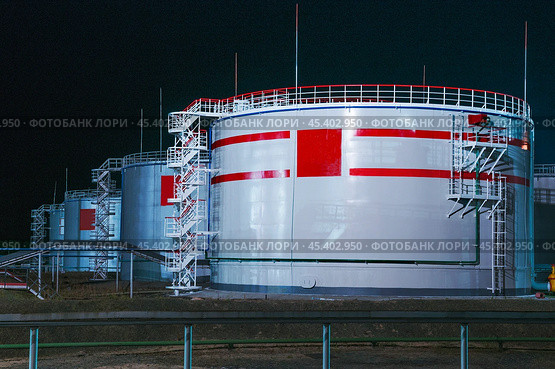 Нефтяные цистерны ( ночная фотосъемка ) Стоковое фото, фотограф Павел Просянов / Фотобанк Лори