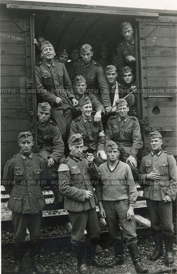 Немецкие солдаты в открытой двери крытого вагона-теплушки, 1941-1945. Стоковое фото, фотограф WWII / Фотобанк Лори