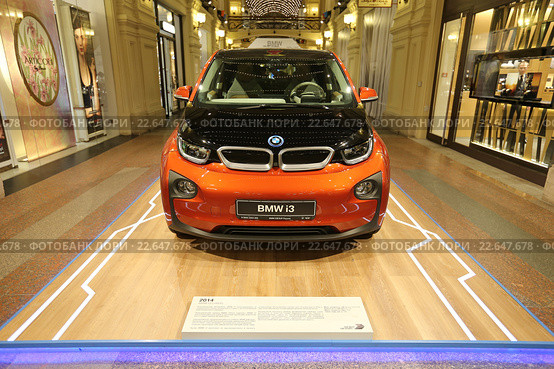 Немецкий автомобиль BMW-i3 в ГУМе, Москва (2016 год). Редакционное фото, фотограф Алексей Гусев / Фотобанк Лори