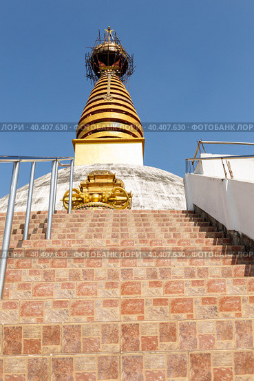Nepal Mahayana white stupa in Lumbini, Nepal (2016 год). Редакционное фото, фотограф Михаил Пряхин / Фотобанк Лори