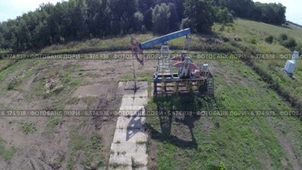 Неработающая нефтяная качалка (рокер). Воздушная съемка (вид) Стоковое видео, видеограф Mikhail Erguine / Фотобанк Лори