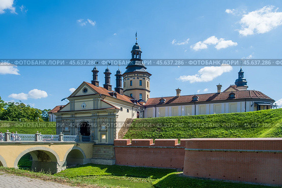 Nesvizh, Belarus - August 15, 2024. Radziwill Castle. Selective focus. Стоковое фото, фотограф Ольга Губская / Фотобанк Лори
