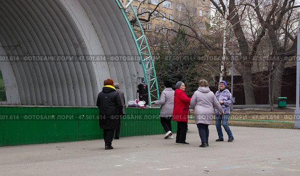 Неунывающие пенсионерки танцуют в парке под магнитофон. Саратов. Редакционное фото, фотограф Евгений Будюкин / Фотобанк Лори