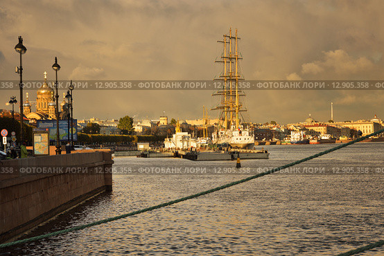 Нева. Санкт-Петербург. Парусник "Мир" (2015 год). Редакционное фото, фотограф Александр Алексеев / Фотобанк Лори