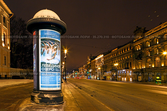 Невский проспект. Рекламные тумбы (2021 год). Редакционное фото, фотограф Валентина Качалова / Фотобанк Лори