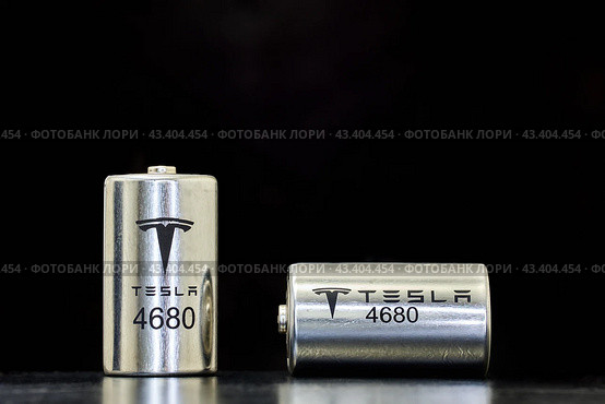 New 4680 lithium ion battery cell for EVs Tesla, . St. Petersburg, Russia, January 9, 2022. Стоковое фото, фотограф Владимир Григорьев / Фотобанк Лори