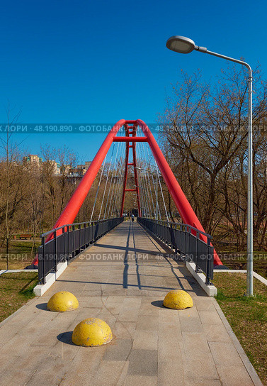 New arched pedestrian bridge over the Yauza River, cityscape: Moscow, Russia - April 16, 2025. Редакционное фото, фотограф Алексей Голованов / Фотобанк Лори