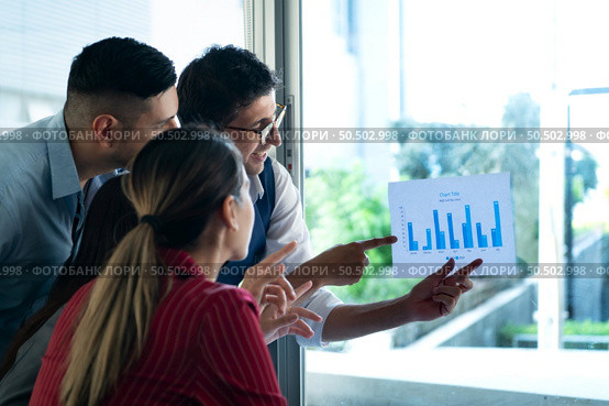 New business group person get serious about doing business, Even during the meeting’s break, they continued to analyze and exchange ideas. Стоковое фото, агентство Ingram Publishing / Фотобанк Лори