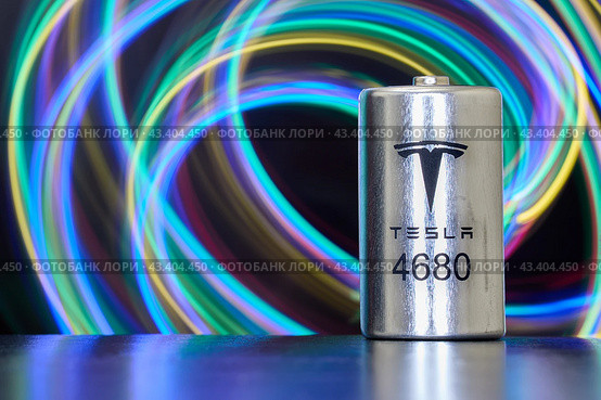 New Tesla 4680 battery cell for electric vehicles, St. Petersburg, Russia, January 9, 2022. Стоковое фото, фотограф Владимир Григорьев / Фотобанк Лори