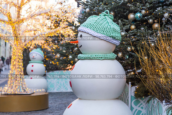 New Year's card 2026. Christmas background with a snowman. Concept of preparing and decorating for the New Year. Holiday toys and snowmen on the streets of Moscow. Стоковое фото, фотограф Photojuli / Фотобанк Лори