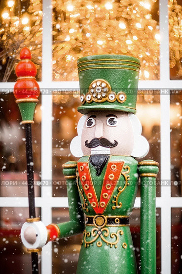 New Year's Eve 2025. Christmas decorations and toys on the streets of the city. A toy soldier, a Nutcracker. Tchaikovsky's ballet. Winter New Year's decor in the center of Moscow. (2023 год). Стоковое фото, фотограф Photojuli / Фотобанк Лори