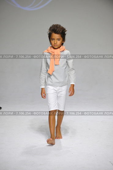 NEW YORK, NY - OCTOBER 19: A model walks the runway during the Charm preview at petitePARADE Kids Fashion Week at Bathhouse Studios on October 19, 2014 in New York City. Редакционное фото, фотограф Anton Oparin / Фотобанк Лори