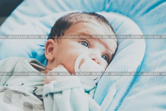 Newborn girl using a pacifier. Стоковое фото, агентство Ingram Publishing / Фотобанк Лори