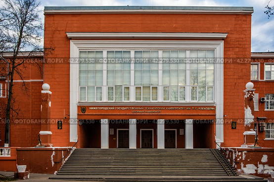 НГТУ им. Р. Е. Алексеева, центральный вход (Нижний Новгород) (2023 год). Редакционное фото, фотограф Илья Старков / Фотобанк Лори