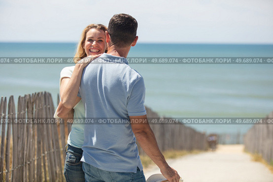 nice couple near the seaside. Стоковое фото, агентство Ingram Publishing / Фотобанк Лори