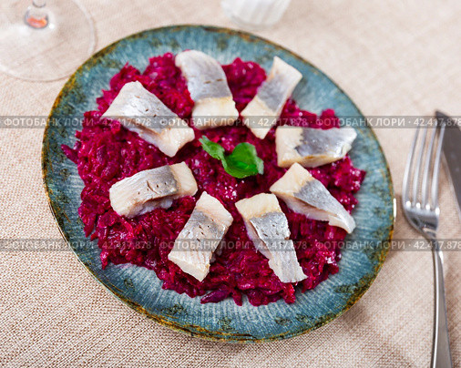 Nicely served sliced salted herring with beet salad on side. Стоковое фото, фотограф Яков Филимонов / Фотобанк Лори