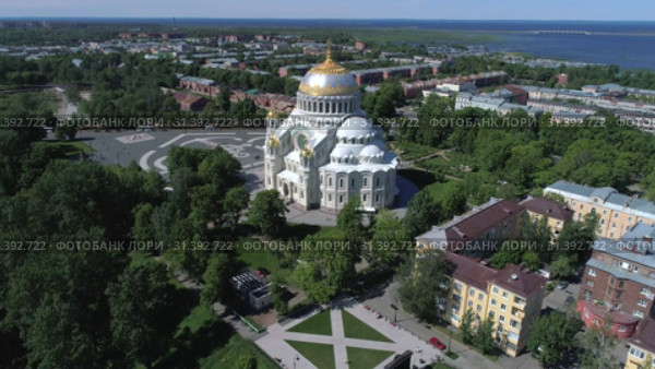 Никольский морской собор в городском пейзаже июньским днем (аэросъемка). Кронштадт, Россия (2019 год). Стоковое видео, видеограф Виктор Карасев / Фотобанк Лори
