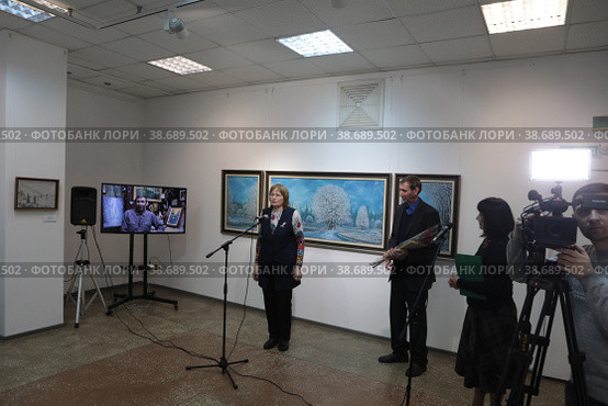 Нина Ивановна Литвина на открытии юбилейной выставки Владимира Полтавского в Балашихинской галереи (2023 год). Редакционное фото, фотограф Дмитрий Неумоин / Фотобанк Лори