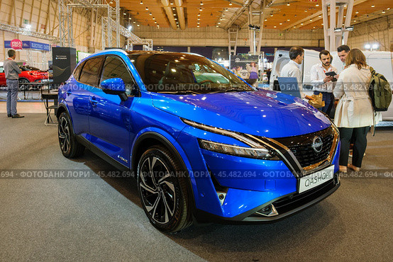 Nissan QASHQAI e-POWER electric car at ECAR SHOW - Hybrid and Electric Motor Show (2023 год). Редакционное фото, фотограф Дмитрий Рухленко / Фотобанк Лори