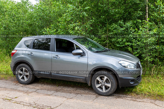 Nissan Qashqai на фоне зеленых деревьев (2020 год). Редакционное фото, фотограф FotograFF / Фотобанк Лори