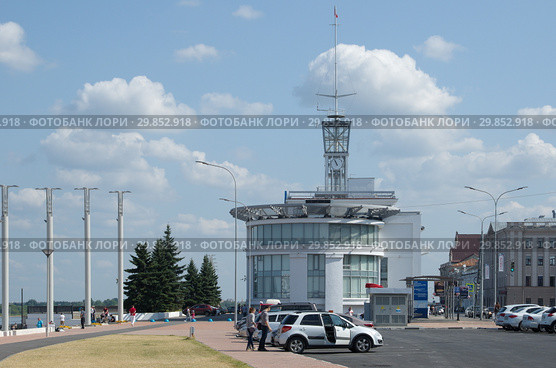 Нижневолжская набережная и здание речного вокзала в Нижнем Новгороде, Россия (2018 год). Редакционное фото, фотограф Елена Коромыслова / Фотобанк Лори