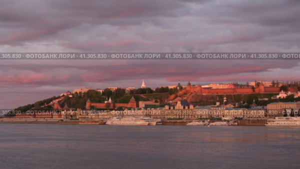 Нижний Новгород на закате весной. Вид на Нижегородский кремль и Нижне-Волжскую набережную со Стрелки. (2023 год). Редакционное видео, видеограф Елена Ковалева / Фотобанк Лори