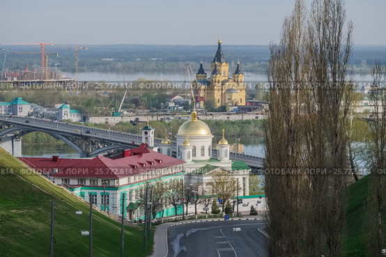 Нижний Новгород. Вид на город, храм Алексия и Благовещенский монастырь, собор Александра Невского с Похвалинского съезда (2016 год). Стоковое фото, фотограф Горшков Игорь / Фотобанк Лори