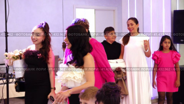 Nizhny Novgorod, Russia Kazan highway 29, 08.31.2023. Wedding ceremony. Armenian wedding. Elegant beautiful people, guests came to the banquet hall.Нижний Новгород, Россия, Казанское шоссе, 29, 31.08.2023. Свадебная церемония. Армянская свадьба. Элегантные красивые люди, гости пришли в банкетный зал. Редакционное видео, видеограф Egor Sarantstv / Фотобанк Лори