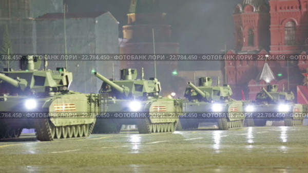 Ночная репетиция парада на Красной площади в честь 71-й годовщины Победы в Великой отечественной войне. Колонна новейших российских танков Т-14 "Армата" (2016 год). Редакционное видео, видеограф Игорь Долгов / Фотобанк Лори