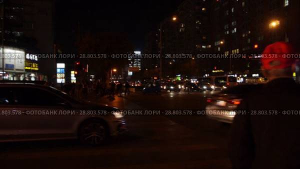 Ночной Пекин. Уличное движение. Beijing in evening - traffic at the crossroads. (2017 год). Стоковое видео, видеограф Евгений Романов / Фотобанк Лори