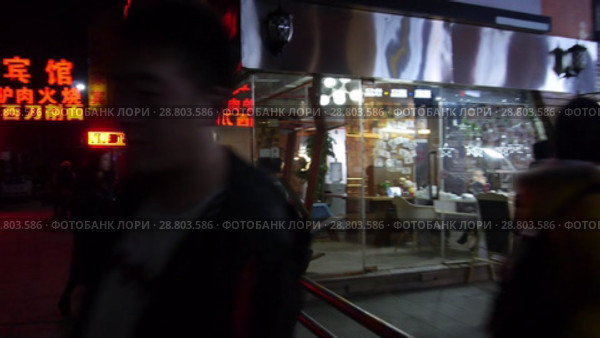 Ночной Пекин. Уличное движение. Beijing in evening - traffic at the crossroads. (2017 год). Стоковое видео, видеограф Евгений Романов / Фотобанк Лори