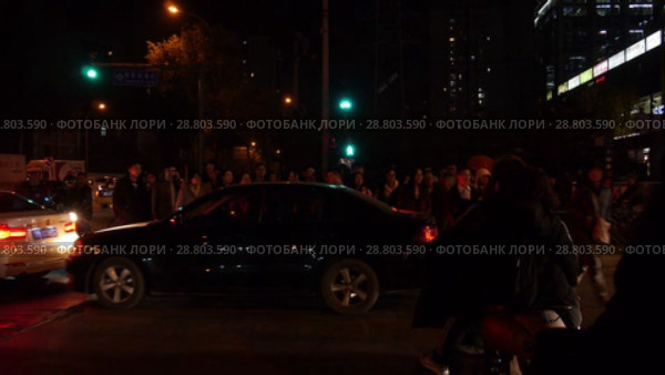 Ночной Пекин. Уличное движение. Beijing in evening - traffic at the crossroads. (2017 год). Стоковое видео, видеограф Евгений Романов / Фотобанк Лори