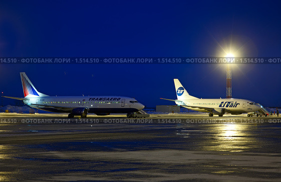 Ночной перрон. Самолет Boeing-737-4Y0  авиакомпании "Трансаэро", Boeing-737-524 авиакомпании "ЮТ-Эйр".  Аэропорт Толмачево, Новосибирск. (2010 год). Редакционное фото, фотограф Игорь Жоров / Фотобанк Лори