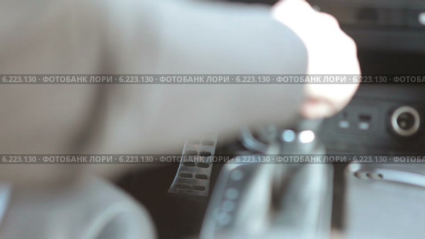 Нога водителя на педалях газа и тормоза, крупный план. Стоковое видео, видеограф Кекяляйнен Андрей / Фотобанк Лори