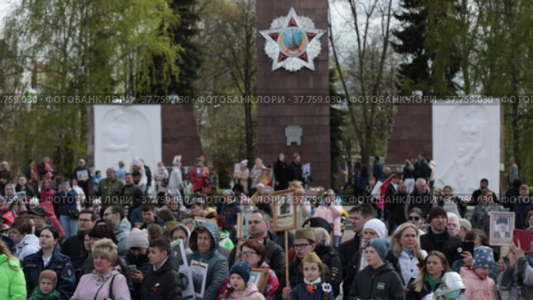 Ногинск, люди с изображениями Бессмертного полка на площади города (2022 год). Редакционное видео, видеограф Дмитрий Неумоин / Фотобанк Лори