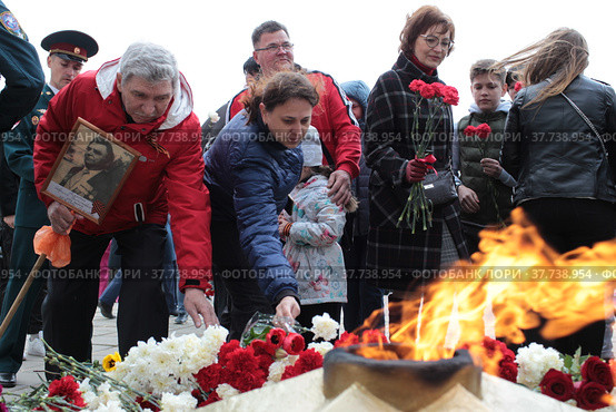 Ногинск люди возлагают цветы к вечному огню в День Победы (2022 год). Редакционное фото, фотограф Дмитрий Неумоин / Фотобанк Лори