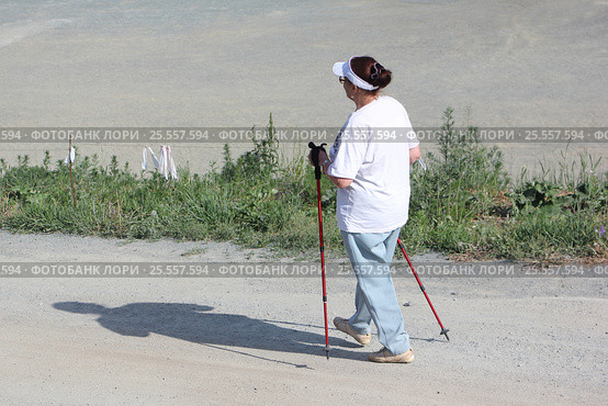 Nordic Walking - elderly woman is hiking in the summer. Стоковое фото, фотограф Наталия Макарова / Фотобанк Лори