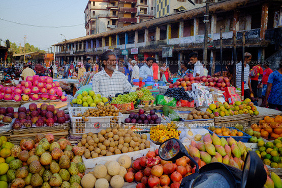 North Goa. Mapusa Market. Торговец фруктами (2017 год). Стоковое фото, фотограф Константин Смилга / Фотобанк Лори