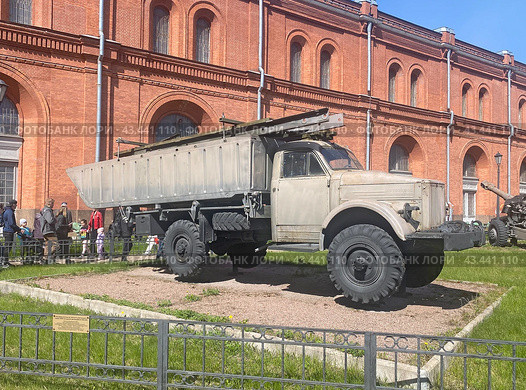 Носовой понтон из легкого понтонного парка ЛПП на шасси автомобиля ГАЗ-63. Военно-исторический музей артиллерии, инженерных войск и войск связи Министерства обороны Российской Федерации, Санкт-Петербург (2023 год). Редакционное фото, фотограф Мария Кылосова / Фотобанк Лори