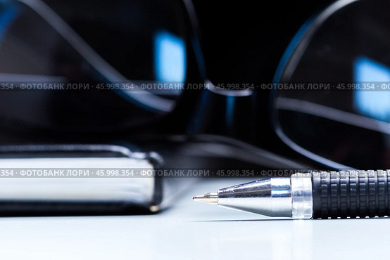 Notebook, pencil and glasses. Стоковое фото, фотограф Сергей Толмачёв / Фотобанк Лори