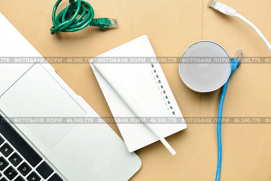 Ноутбук, динамик и Wi-Fi роутер на цветном фоне. Стоковое фото, фотограф Pixel_shot / Фотобанк Лори