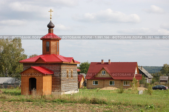 Новая деревянная церковь в деревне (2010 год). Стоковое фото, фотограф Елена Ильина / Фотобанк Лори